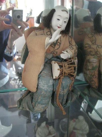 null Deux poupées japonnaises 
