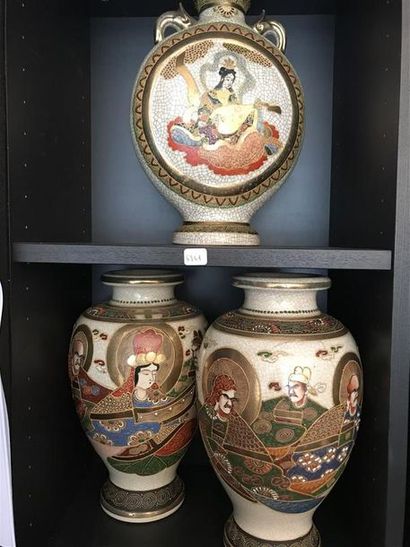 null Ensemble de deux vases en porcelaine de Canton a décor poluchrome de personnages;NON...