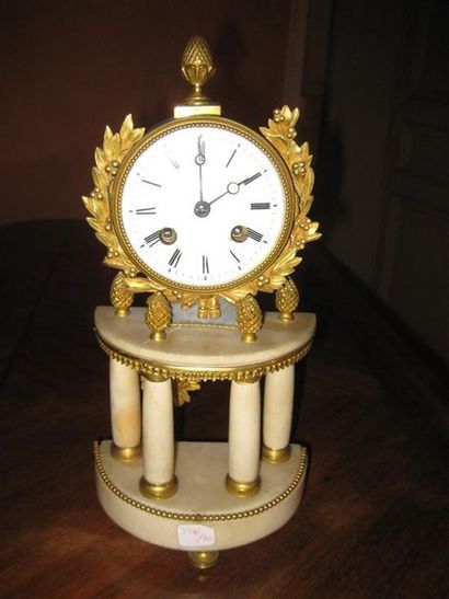 null Petite pendule à colonnes en bronze doré et marbre
Style Louis XVI.
H : 33 cm
(pied...