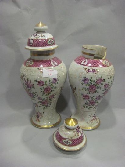 null Paire de vases en porcelaine émaillé à décor floral 
(accidents et manques)
H....