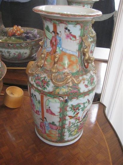 null Canton fin XIX
Vase balustre en porcelaine à décor polychrome dans des réserves...