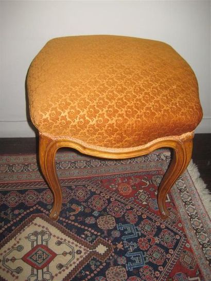 null Tabouret et fauteuil en bois naturel garni de velours marron
Style Louis XV