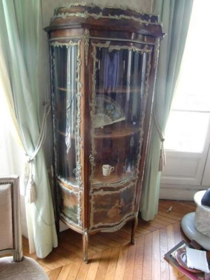 null Une vitrine Napoléon III à décor de scène galante. 
173 x 78 x 38cm