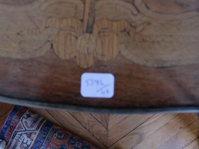 null Une petite table de salon en bois de placage (insolée)
71 x 52 x 37cm