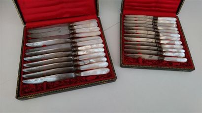 null Deux coffrets de 12 couteaux manches nacre (contenu dans deux coffrets)