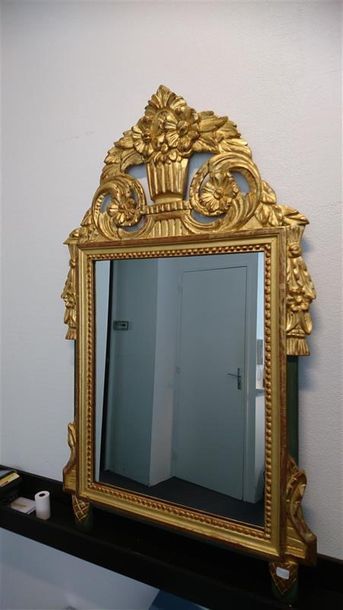 null Miroir en bois doré à décor de panier fleuri
95 x 52 cm
