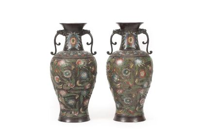null JAPON - Epoque MEIJI (1868 - 1912)
Paire de vases balustres à col évasé et deux...