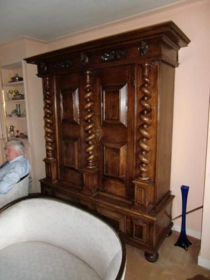 Grande armoire en bois naturel à décor de...