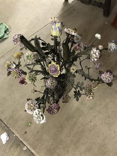 null Bouquet de fleurs en porcelaine dans le gout de Meissen.
H. 45 cm