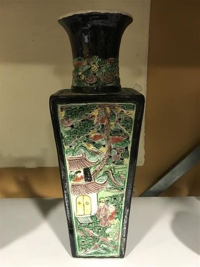 null CHINE - Vers 1900
Vase de forme carrée en porcelaine émaillée polychrome et...
