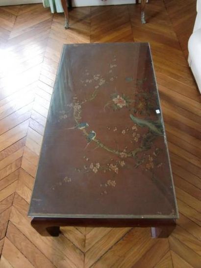 null Une table basse en laque chinoise. 
(Fentes et accidents) (sans verre car cassé)
38...