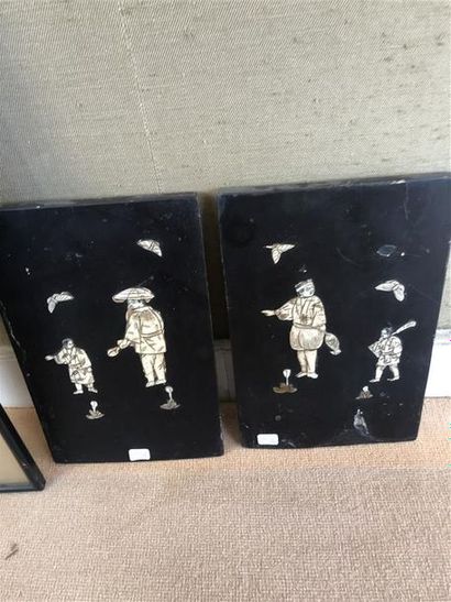 null Deux plaques en bois avec personnages animés sculptés
Japon XIXe
30 x 19 cm