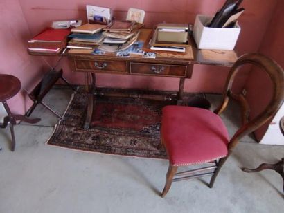 null Un petit bureau anglais à abattants et chaise
73 x 88 x 54,5cm (142 cm ouve...