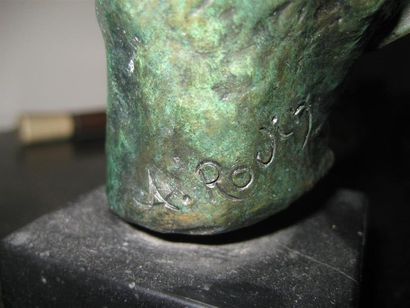 null Lot de deux bronzes comprenant: 
- Une tête d'homme, Bronze à patine verte,...