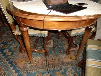 null Table ronde en acajou (insolée)
Style Louis XVI.
D. 105 cm
