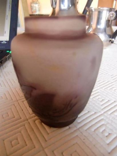 null Petit vase miniature en verre moulé pressé à décor violine sur fond blanc
Signé...