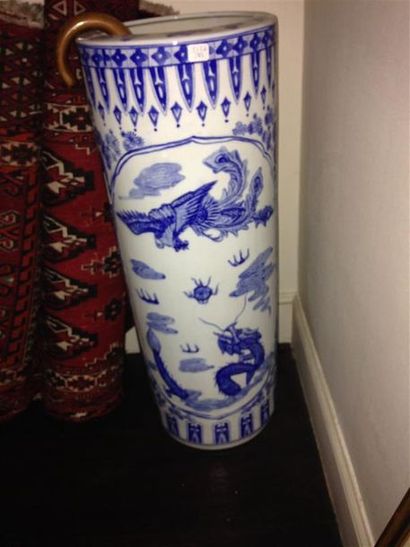 null Grand vase rouleau en faience bleu et blanc à décor de dragons.
On joint un...