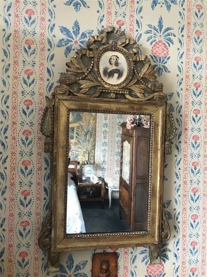null Miroir en bois et stuc doré.
Style Louis XVI
84 x 45 cm