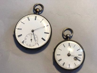 null Deux MONTRES DE POCHE en argent (min. 800 millièmes) guilloché et ciselé:
-...