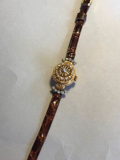 null MONTRE BRACELET de dame en or jaune et or gris 18K (750) à boîtier rond, le...