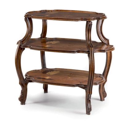 Travail anglais 1900 Table à thé en bois vernissé mouluré sculpté à trois plateaux...