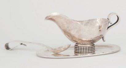 Jean DESPRES (1889-1980) Saucière à plateau fixe et sa cuillère en métal argenté...