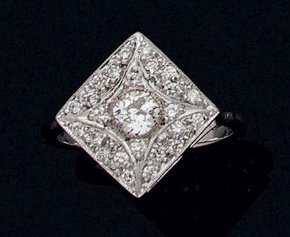 null BAGUE losangique en or gris (750 millièmes) centré d'un diamant taille ancienne...
