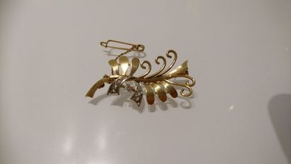 null BROCHE «feuille» or jaune et or gris (750 millièmes) serti d'un diamant taille...