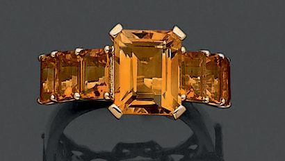 null BAGUE «jarretière» en or jaune (750 millièmes) serti de sept citrines calibrées...