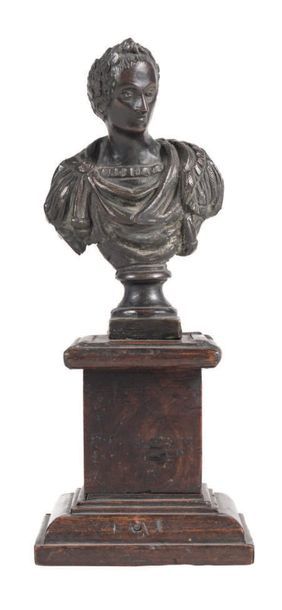 null Buste d'empereur en bronze patiné à la tête laurée.
Italie, XVIIe siècle.
Sur...
