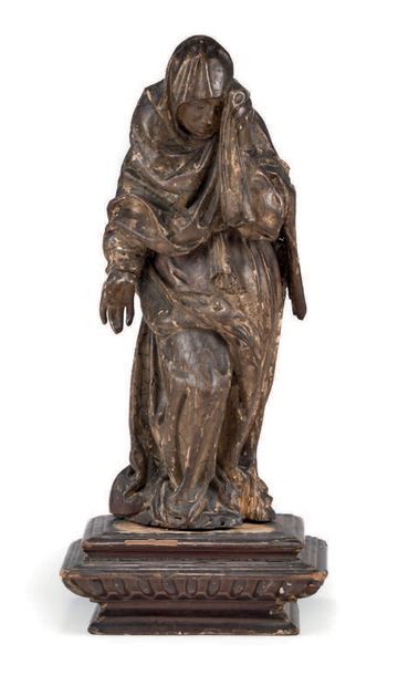 null Statue de Vierge ou de sainte femme de calvaire en bois peint et doré.
Première...