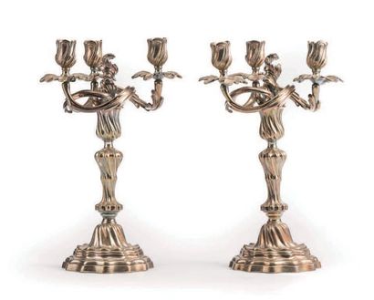 null Paire de candélabres à trois lumières en bronze argenté.
Décor de rocaille
Style...