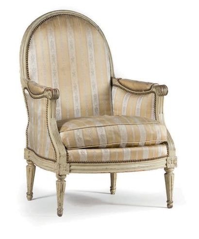 null Bergère en bois moulurée peint beige clair.
Modèle à dossier plat arrondi, supports...