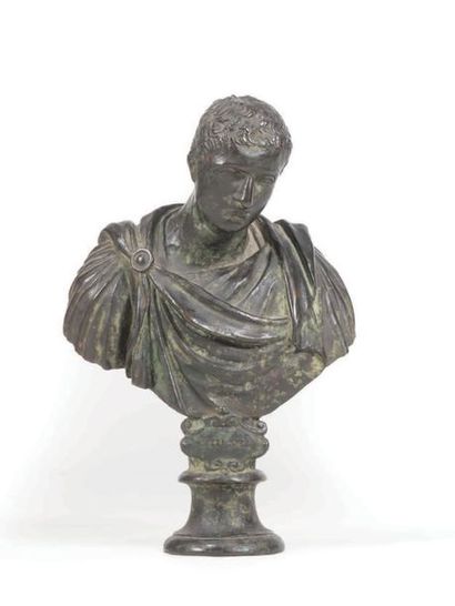 Ecole italienne du XVIIe siècle Buste de Caligula
Bronze à patine vert antique
Usures...