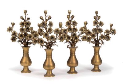null Suite de quatre vases en bronze doré pouvant former candélabres
Ils sont de...