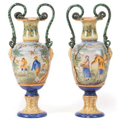 ITALIE Paire de vases en faïence de forme balustre munis d'anses en forme de serpents...