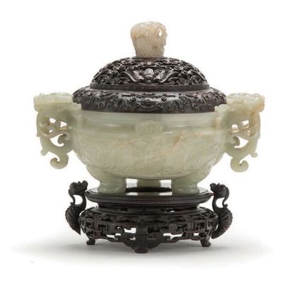 CHINE - XVIIIe siècle Brûle-parfum tripode en néphrite céladon à décor sculpté de...