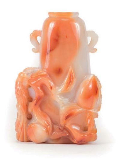 CHINE - Début XXe siècle Vase en agate blanche et orange à décor sculpté de pêches...