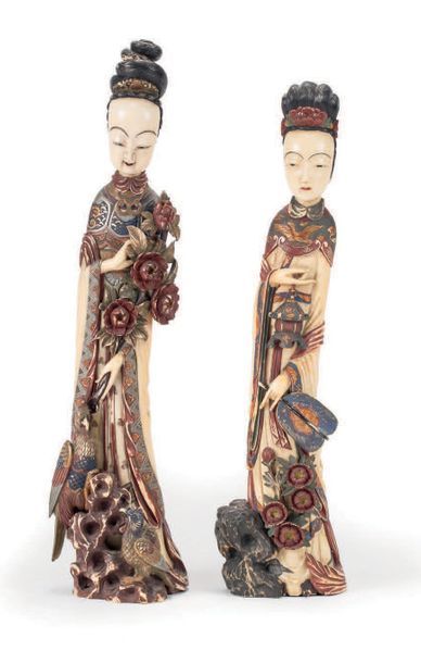 JAPON - Epoque MEIJI (1868-1912) Deux okimono en ivoire polychrome, jeunes femmes...