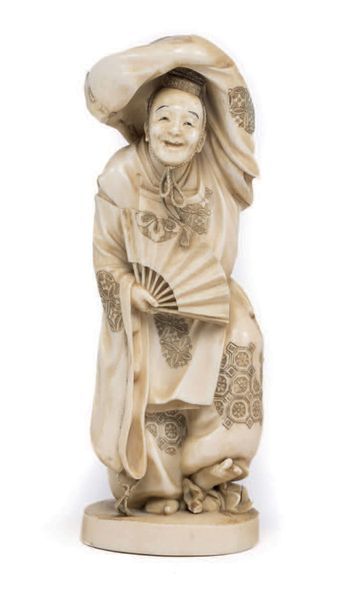 JAPON - Epoque MEIJI (1868-1912) Okimono en ivoire, danseur debout avec un éventail.
Signé...