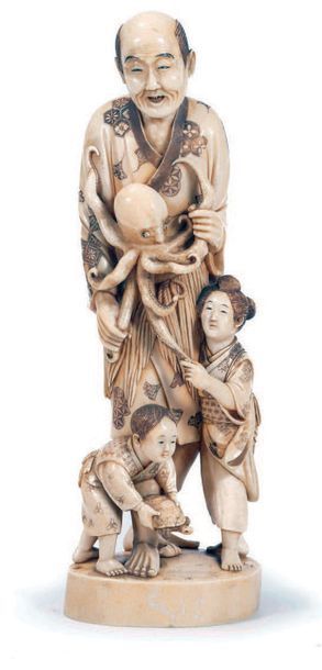 JAPON, époque Meiji (1868-1912) Okimono en ivoire, pêcheur debout avec deux enfants...