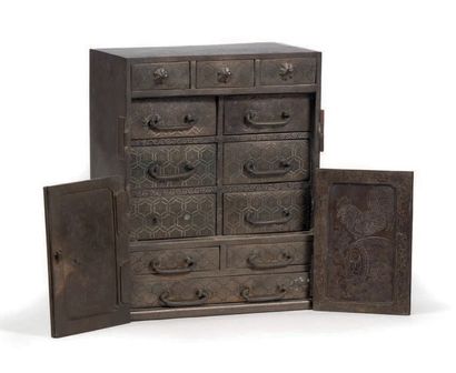 JAPON - Epoque MEIJI (1868-1912) Petit cabinet en bronze ouvrant à six tiroirs et...