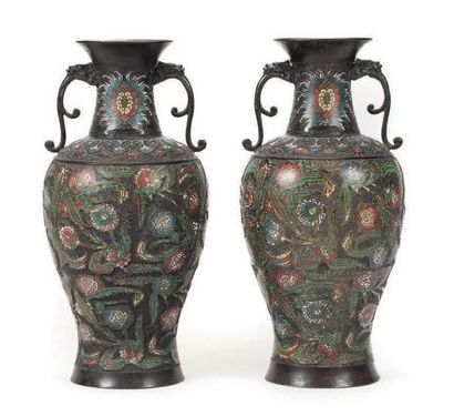 JAPON - Epoque MEIJI (1868-1912) Paire de vases balustres à col évasé et deux anses...