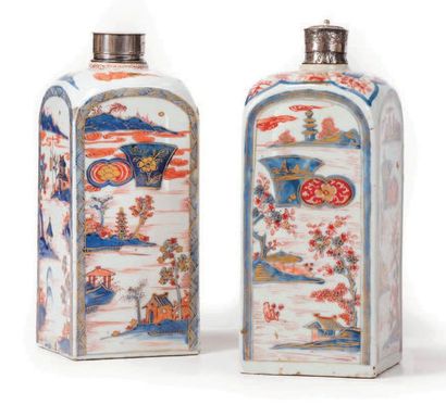 CHINE, Compagnie des Indes Epoque KANGXI (1662 - 1722) Deux flacons carrés en porcelaine...