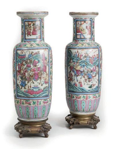 CHINE, Canton - XIXe siècle Paire de vases de forme rétréci à col fermé en porcelaine...