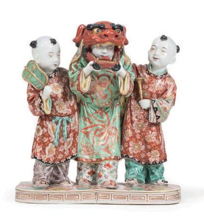 JAPON - Epoque MEIJI (1868 - 1912) Groupe de trois enfants en porcelaine émaillée...