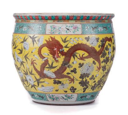 CHINE - Fin XIXe siècle Grande vasque à poissons en porcelaine émaillée polychrome...