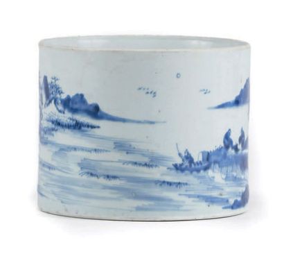 CHINE - XVIIIe siècle Porte-pinceaux en porcelaine décorée en bleu sous couverte...