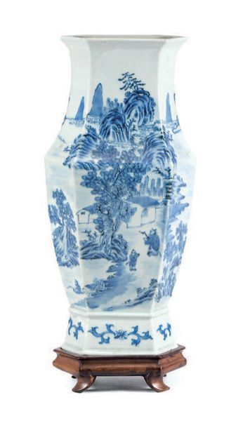 CHINE - XIXe siècle Vase de forme hexagonale en porcelaine décorée en bleu sous couverte...