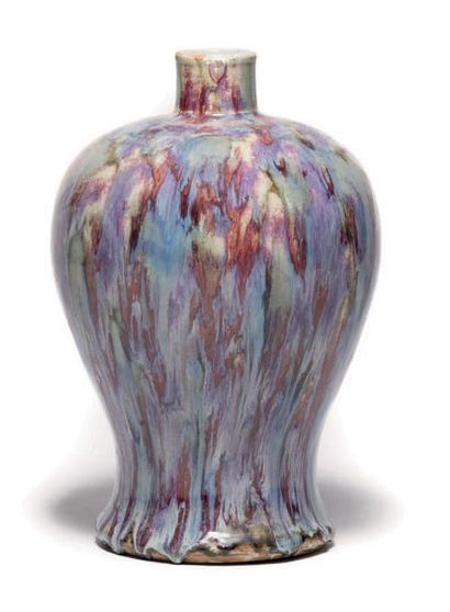 CHINE - Vers 1900 Vase de forme meiping en porcelaine émaillée rouge et bleu flammé.
Haut.:...